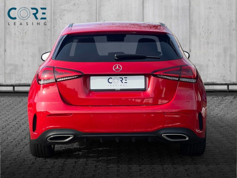 Rød Mercedes A250 AMG Line aut. fra 2019 parkeret foran en betonmur. CORE Leasing A/S er eksperter i Mercedes leasing.