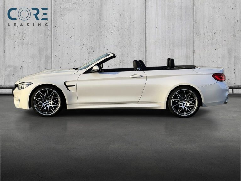 Hvidmetal BMW M4 Cabriolet Competition aut. fra 2018 parkeret foran en betonmur. CORE Leasing A/S er eksperter i BMW leasing.