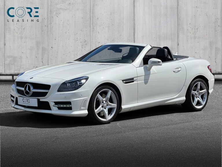 Hvidmetal Mercedes SLK350 aut. BE fra 2014 parkeret foran en betonmur. CORE Leasing A/S er eksperter i Mercedes leasing.