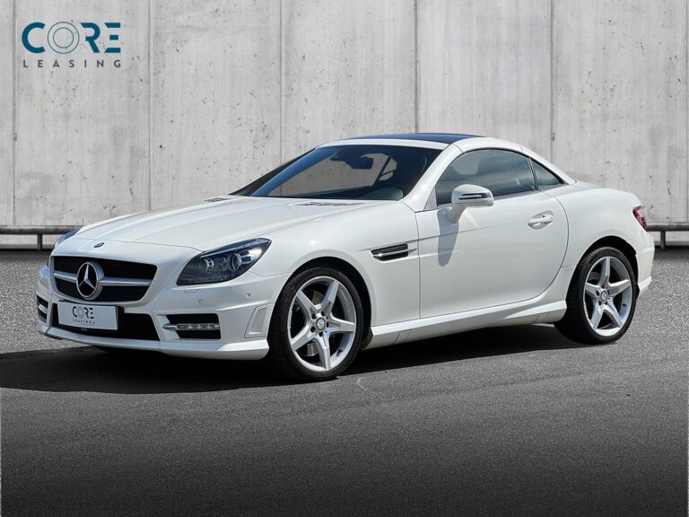 Hvidmetal Mercedes SLK350 aut. BE fra 2014 parkeret foran en betonmur. CORE Leasing A/S er eksperter i Mercedes leasing.