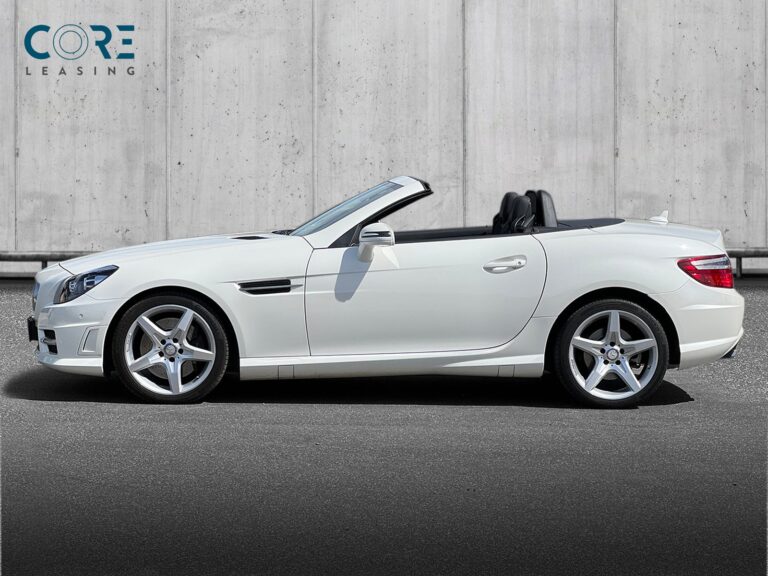 Hvidmetal Mercedes SLK350 aut. BE fra 2014 parkeret foran en betonmur. CORE Leasing A/S er eksperter i Mercedes leasing.