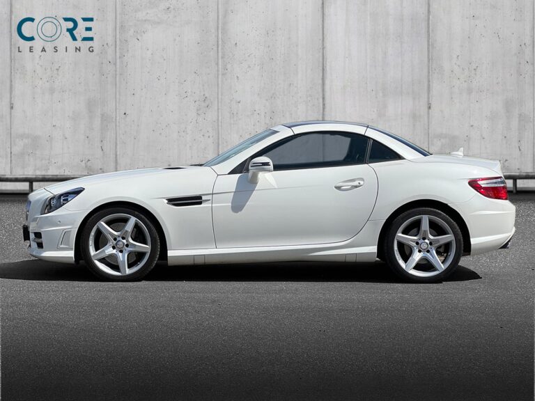 Hvidmetal Mercedes SLK350 aut. BE fra 2014 parkeret foran en betonmur. CORE Leasing A/S er eksperter i Mercedes leasing.