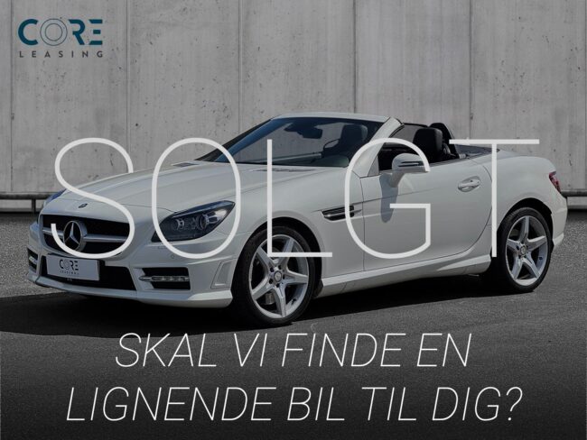 Hvidmetal Mercedes SLK350 aut. BE fra 2014 parkeret foran en betonmur. CORE Leasing A/S er eksperter i Mercedes leasing.