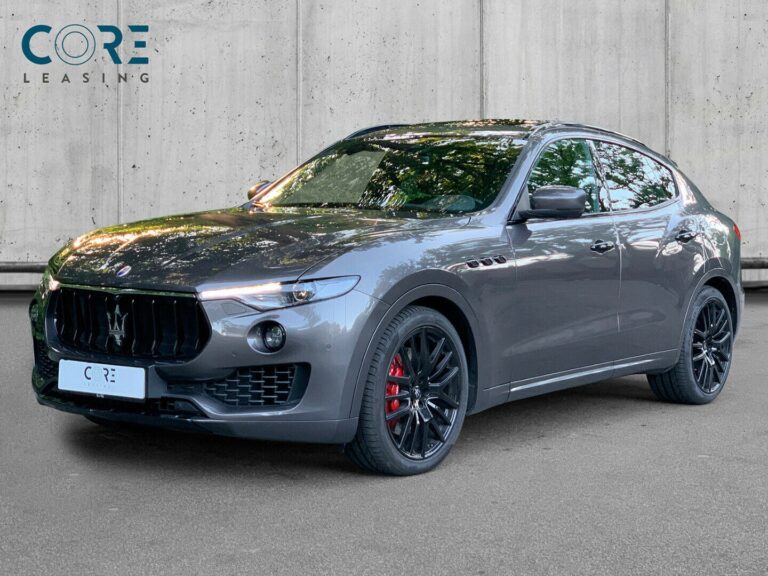 Gråmetal Maserati Levante S aut. fra 2017 parkeret foran en betonmur. CORE Leasing A/S er eksperter i Maserati leasing.