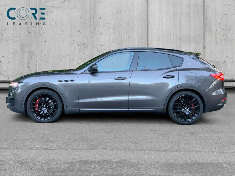 Gråmetal Maserati Levante S aut. fra 2017 parkeret foran en betonmur. CORE Leasing A/S er eksperter i Maserati leasing.