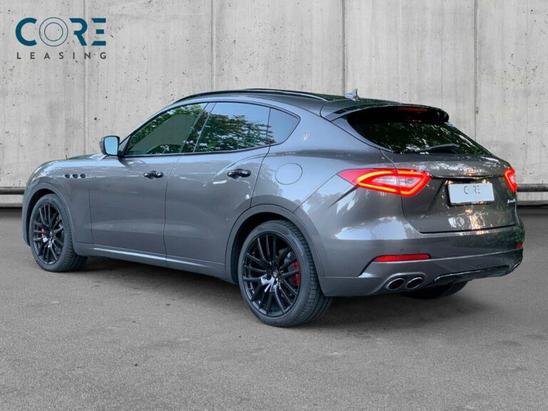 Gråmetal Maserati Levante S aut. fra 2017 parkeret foran en betonmur. CORE Leasing A/S er eksperter i Maserati leasing.