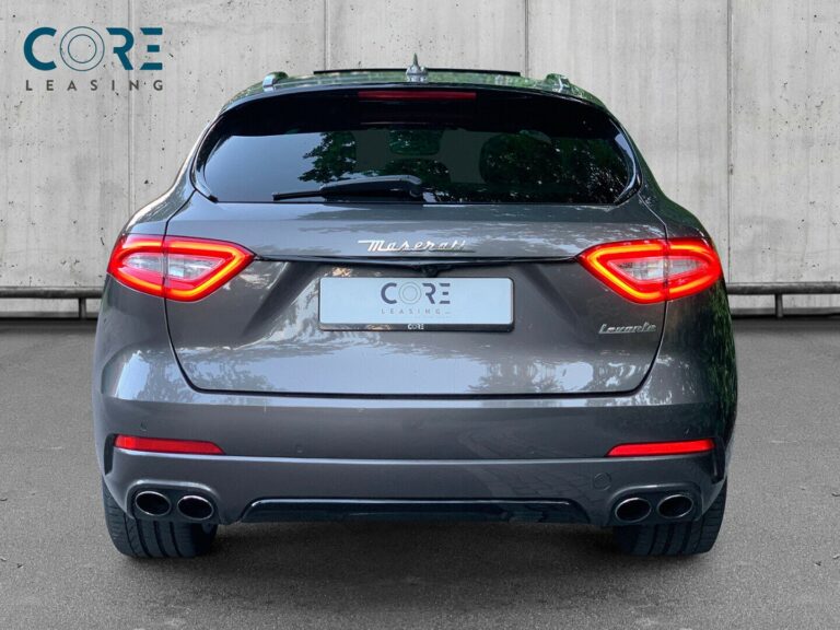 Gråmetal Maserati Levante S aut. fra 2017 parkeret foran en betonmur. CORE Leasing A/S er eksperter i Maserati leasing.