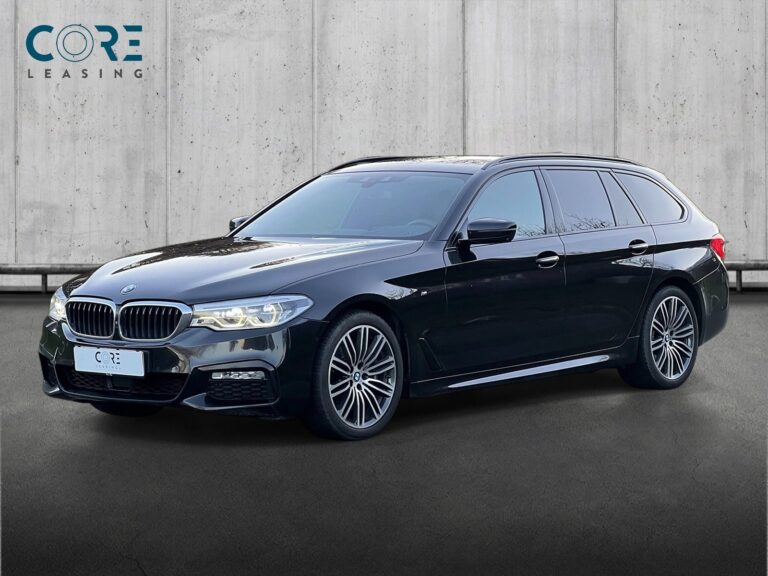 Sortmetal BMW 540d Touring M-Sport xDrive aut. fra 2018 parkeret foran en betonmur. CORE Leasing A/S er eksperter i BMW leasing.
