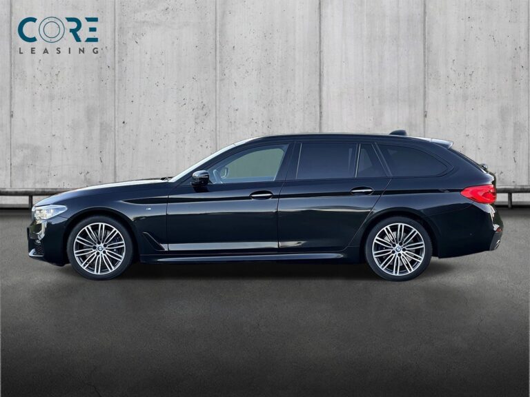 Sortmetal BMW 540d Touring M-Sport xDrive aut. fra 2018 parkeret foran en betonmur. CORE Leasing A/S er eksperter i BMW leasing.