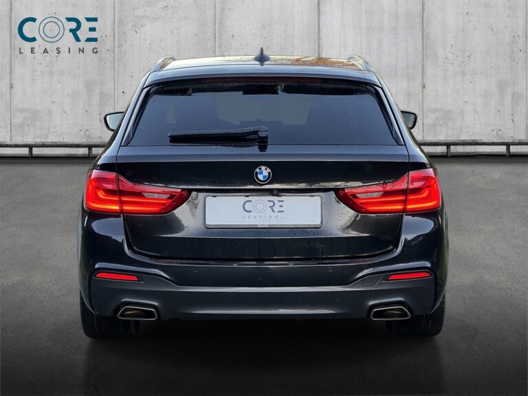 Sortmetal BMW 540d Touring M-Sport xDrive aut. fra 2018 parkeret foran en betonmur. CORE Leasing A/S er eksperter i BMW leasing.