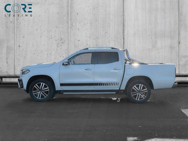 Hvidmetal Mercedes X250 d Power aut. 4Matic fra 2018 parkeret foran en betonmur. CORE Leasing A/S er eksperter i Mercedes leasing.