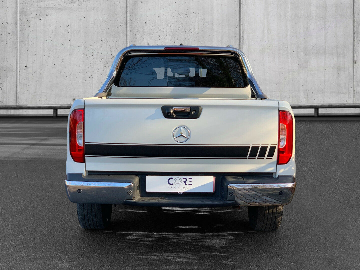 Hvidmetal Mercedes X250 d Power aut. 4Matic fra 2018 parkeret foran en betonmur. CORE Leasing A/S er eksperter i Mercedes leasing.