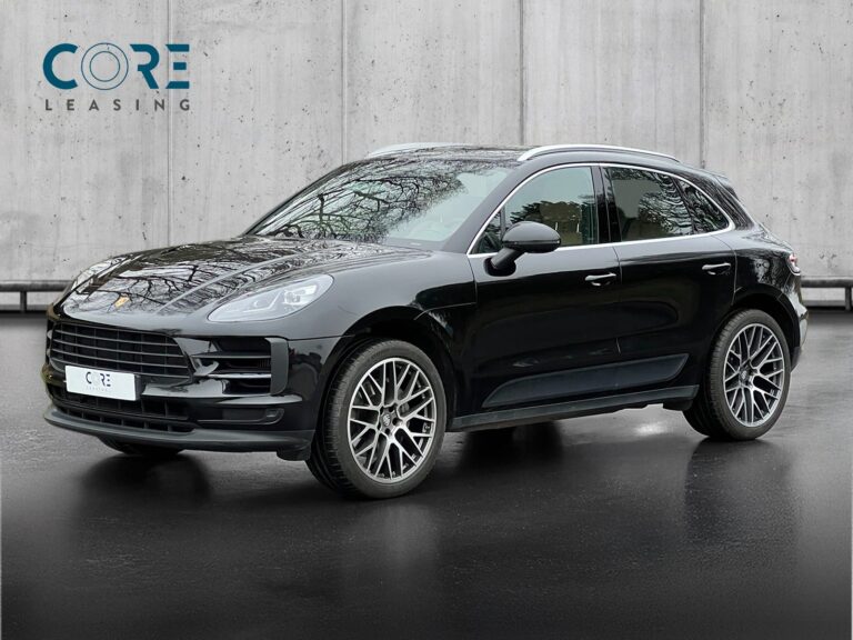 Sortmetal Porsche Macan S PDK fra 2019 parkeret foran en betonmur. CORE Leasing A/S er eksperter i Porsche leasing.