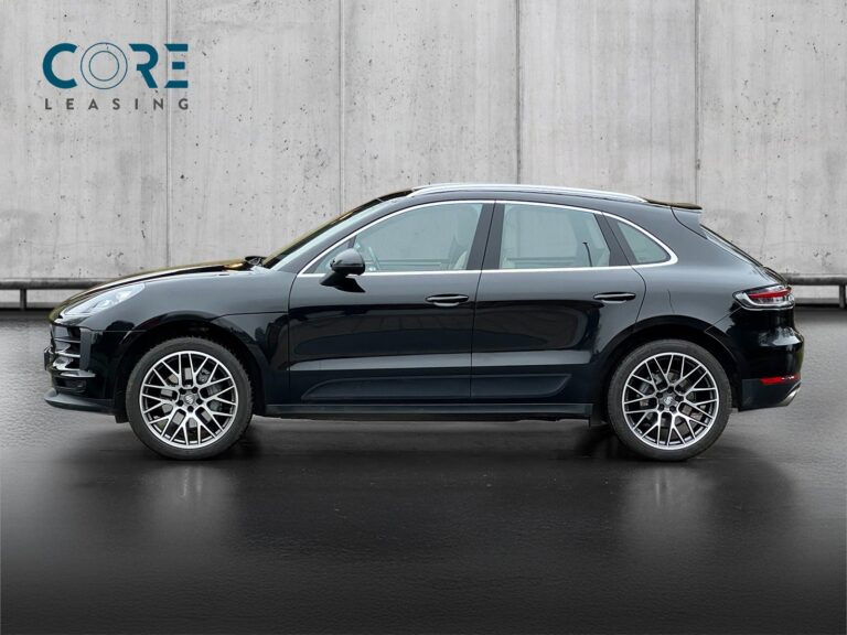 Sortmetal Porsche Macan S PDK fra 2019 parkeret foran en betonmur. CORE Leasing A/S er eksperter i Porsche leasing.