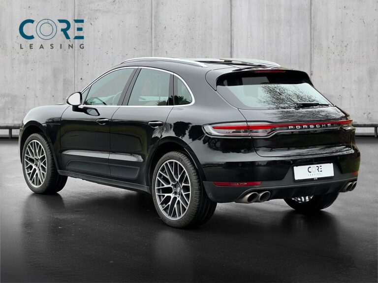 Sortmetal Porsche Macan S PDK fra 2019 parkeret foran en betonmur. CORE Leasing A/S er eksperter i Porsche leasing.