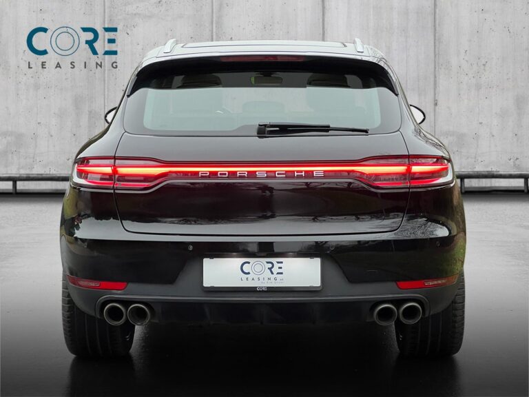 Sortmetal Porsche Macan S PDK fra 2019 parkeret foran en betonmur. CORE Leasing A/S er eksperter i Porsche leasing.