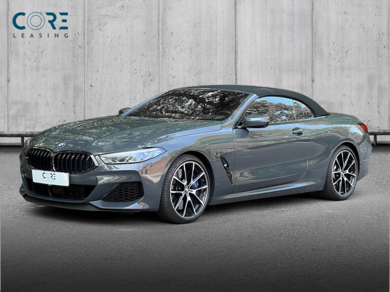 Gråmetal BMW M850i Cabriolet xDrive aut. fra 2019 parkeret foran en betonmur. CORE Leasing A/S er eksperter i BMW leasing.