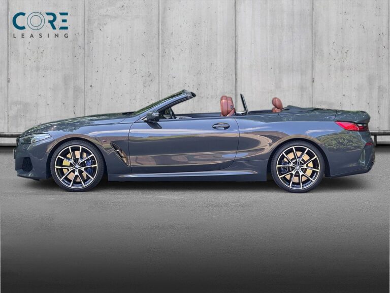 Gråmetal BMW M850i Cabriolet xDrive aut. fra 2019 parkeret foran en betonmur. CORE Leasing A/S er eksperter i BMW leasing.