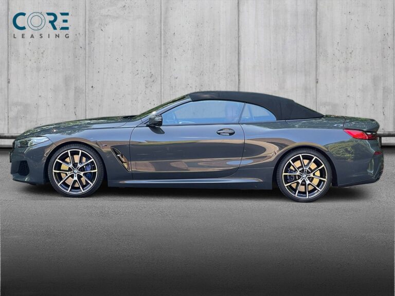 Gråmetal BMW M850i Cabriolet xDrive aut. fra 2019 parkeret foran en betonmur. CORE Leasing A/S er eksperter i BMW leasing.