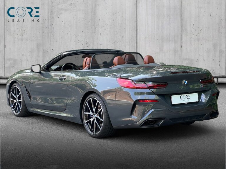 Gråmetal BMW M850i Cabriolet xDrive aut. fra 2019 parkeret foran en betonmur. CORE Leasing A/S er eksperter i BMW leasing.
