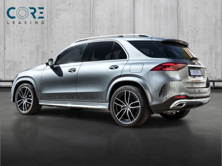 Gråmetal Mercedes GLE350 de AMG Line aut. 4Matic fra 2024 parkeret foran en betonmur. CORE Leasing A/S er eksperter i Mercedes leasing.
