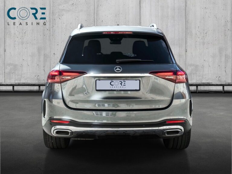 Gråmetal Mercedes GLE350 de AMG Line aut. 4Matic fra 2024 parkeret foran en betonmur. CORE Leasing A/S er eksperter i Mercedes leasing.