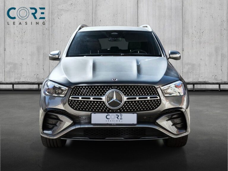 Gråmetal Mercedes GLE350 de AMG Line aut. 4Matic fra 2024 parkeret foran en betonmur. CORE Leasing A/S er eksperter i Mercedes leasing.