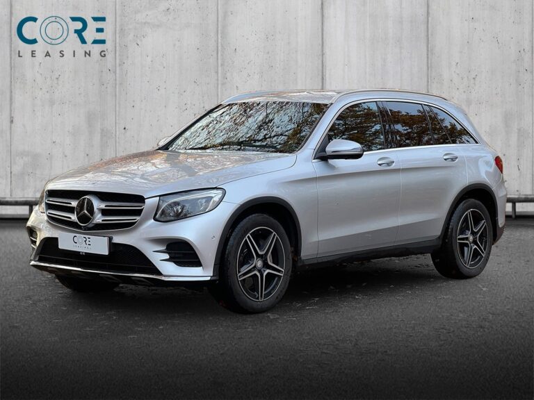 Sølvmetal Mercedes GLC250 d AMG Line aut. 4Matic fra 2016 parkeret foran en betonmur. CORE Leasing A/S er eksperter i Mercedes leasing.
