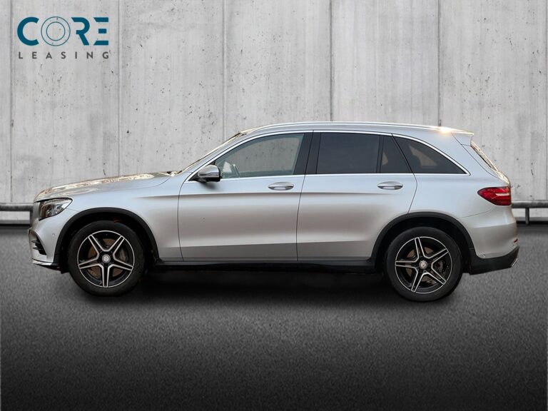 Sølvmetal Mercedes GLC250 d AMG Line aut. 4Matic fra 2016 parkeret foran en betonmur. CORE Leasing A/S er eksperter i Mercedes leasing.