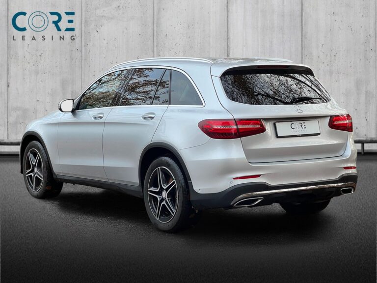 Sølvmetal Mercedes GLC250 d AMG Line aut. 4Matic fra 2016 parkeret foran en betonmur. CORE Leasing A/S er eksperter i Mercedes leasing.