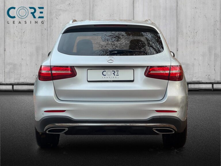 Sølvmetal Mercedes GLC250 d AMG Line aut. 4Matic fra 2016 parkeret foran en betonmur. CORE Leasing A/S er eksperter i Mercedes leasing.