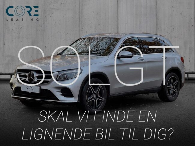 Sølvmetal Mercedes GLC250 d AMG Line aut. 4Matic fra 2016 parkeret foran en betonmur. CORE Leasing A/S er eksperter i Mercedes leasing.