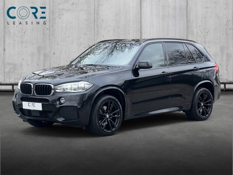 Sortmetal BMW X5 xDrive30d aut. fra 2015 parkeret foran en betonmur. CORE Leasing A/S er eksperter i BMW leasing.