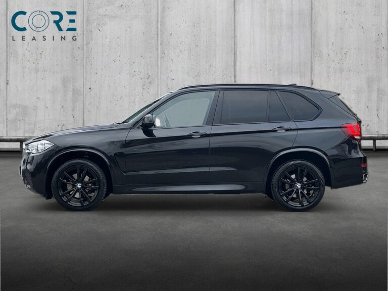 Sortmetal BMW X5 xDrive30d aut. fra 2015 parkeret foran en betonmur. CORE Leasing A/S er eksperter i BMW leasing.
