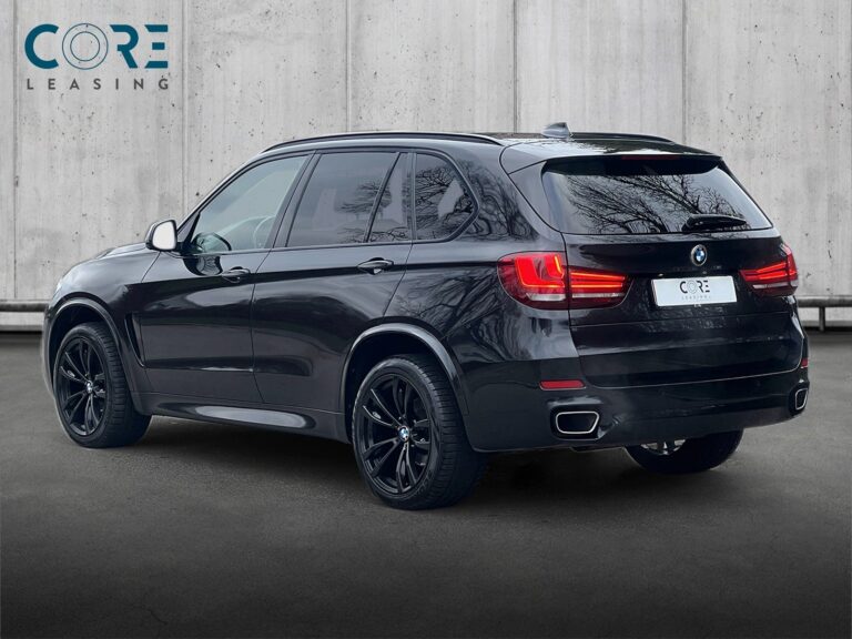 Sortmetal BMW X5 xDrive30d aut. fra 2015 parkeret foran en betonmur. CORE Leasing A/S er eksperter i BMW leasing.
