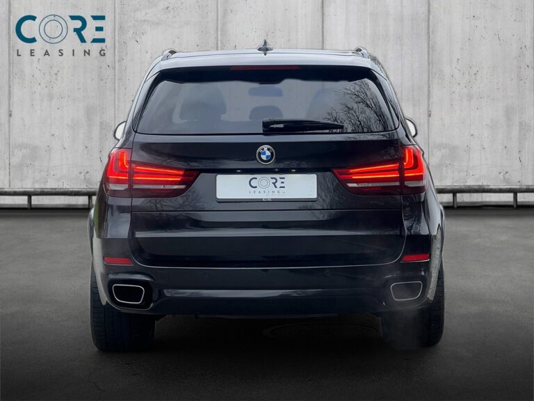 Sortmetal BMW X5 xDrive30d aut. fra 2015 parkeret foran en betonmur. CORE Leasing A/S er eksperter i BMW leasing.