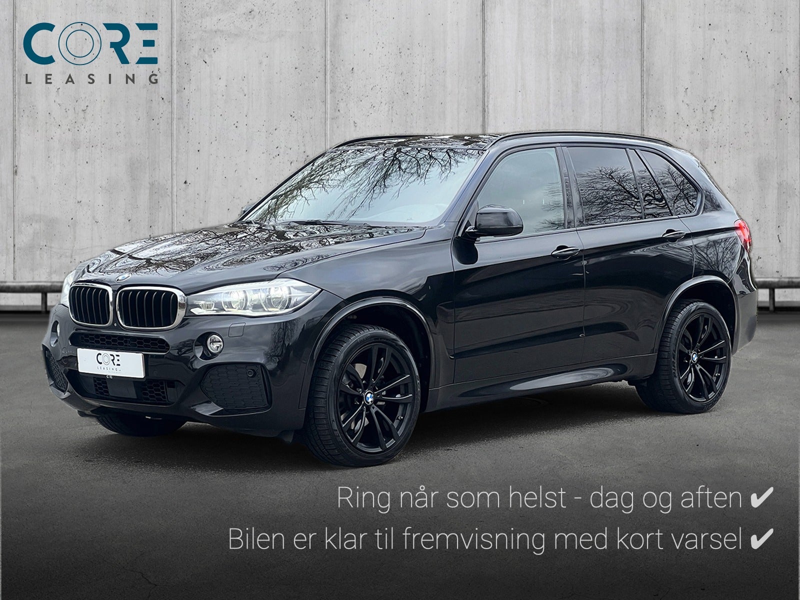 Sortmetal BMW X5 xDrive30d aut. fra 2015 parkeret foran en betonmur. CORE Leasing A/S er eksperter i BMW leasing.