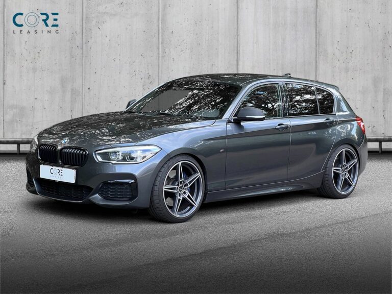 Gråmetal BMW M140i xDrive aut. fra 2017 parkeret foran en betonmur. CORE Leasing A/S er eksperter i BMW leasing.