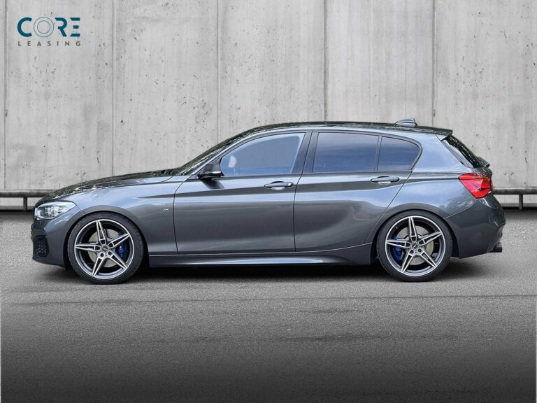 Gråmetal BMW M140i xDrive aut. fra 2017 parkeret foran en betonmur. CORE Leasing A/S er eksperter i BMW leasing.