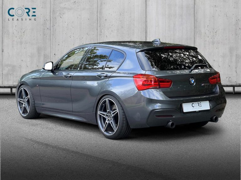 Gråmetal BMW M140i xDrive aut. fra 2017 parkeret foran en betonmur. CORE Leasing A/S er eksperter i BMW leasing.