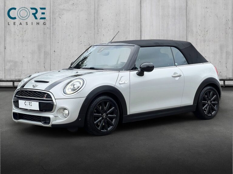 Sølvmetal MINI Cooper S Cabriolet aut. fra 2018 parkeret foran en betonmur. CORE Leasing A/S er eksperter i MINI leasing.