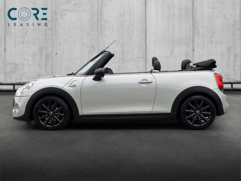 Sølvmetal MINI Cooper S Cabriolet aut. fra 2018 parkeret foran en betonmur. CORE Leasing A/S er eksperter i MINI leasing.