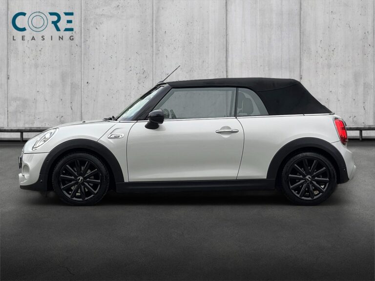 Sølvmetal MINI Cooper S Cabriolet aut. fra 2018 parkeret foran en betonmur. CORE Leasing A/S er eksperter i MINI leasing.