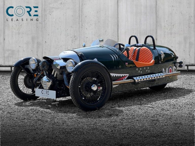 Grønmetal Morgan 3 Wheeler  fra 2014 parkeret foran en betonmur. CORE Leasing A/S er eksperter i Morgan leasing.