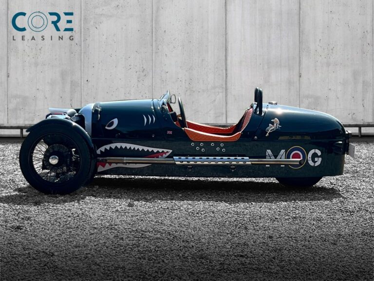 Grønmetal Morgan 3 Wheeler  fra 2014 parkeret foran en betonmur. CORE Leasing A/S er eksperter i Morgan leasing.
