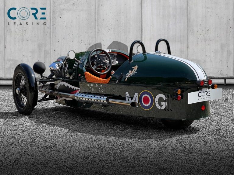Grønmetal Morgan 3 Wheeler  fra 2014 parkeret foran en betonmur. CORE Leasing A/S er eksperter i Morgan leasing.