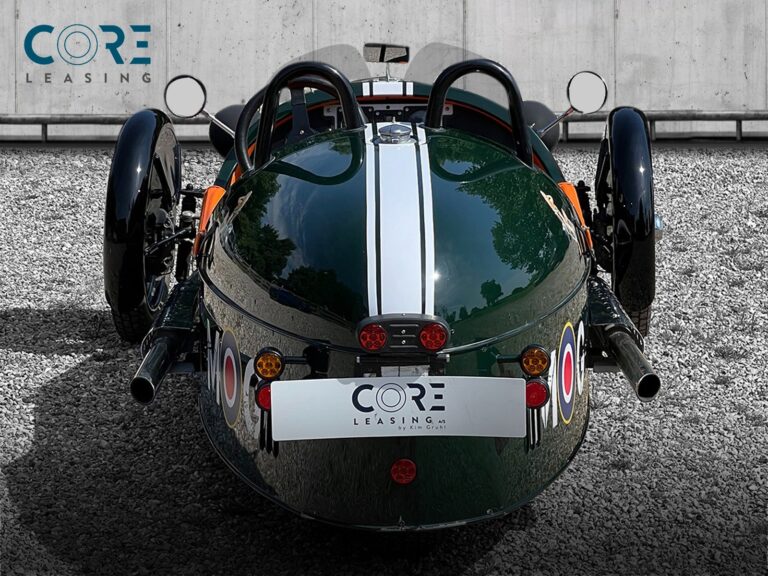Grønmetal Morgan 3 Wheeler  fra 2014 parkeret foran en betonmur. CORE Leasing A/S er eksperter i Morgan leasing.