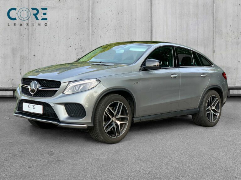 Sølvmetal Mercedes GLE450 AMG Coupé aut. 4Matic fra 2015 parkeret foran en betonmur. CORE Leasing A/S er eksperter i Mercedes leasing.