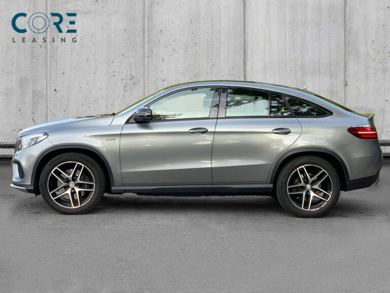 Sølvmetal Mercedes GLE450 AMG Coupé aut. 4Matic fra 2015 parkeret foran en betonmur. CORE Leasing A/S er eksperter i Mercedes leasing.