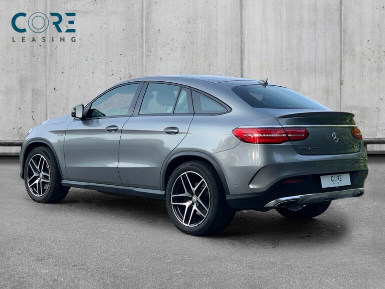 Sølvmetal Mercedes GLE450 AMG Coupé aut. 4Matic fra 2015 parkeret foran en betonmur. CORE Leasing A/S er eksperter i Mercedes leasing.